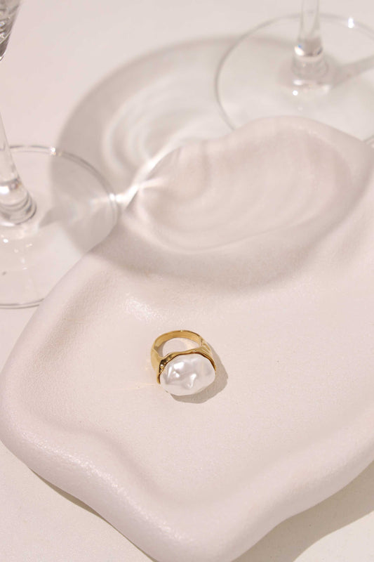 Martini Mode Ring in ‘Pearl’ Stone